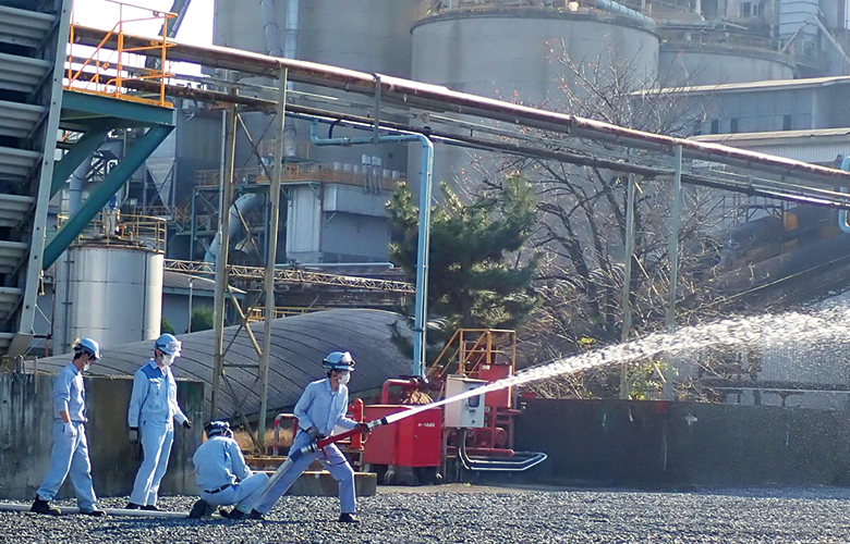 Training to respond to environmental accidents (Kumagaya Plant)