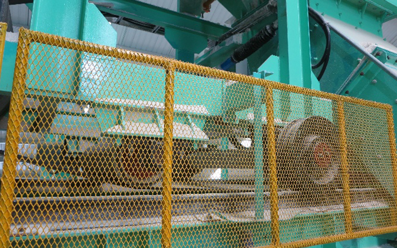 No-entry fence for the moving wheel part of the belt conveyor tripper