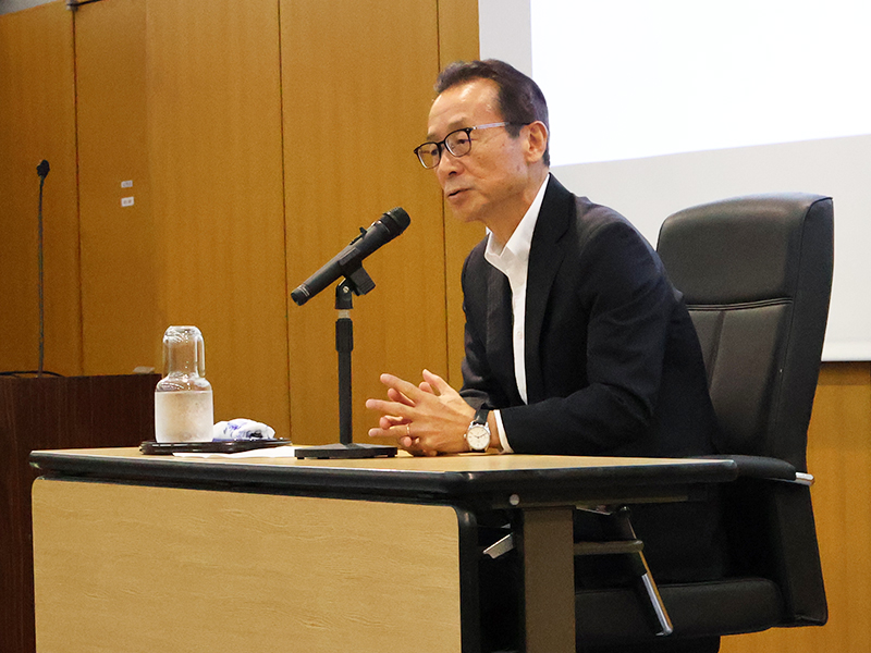 Vice President Asakura in the Research and Development Group