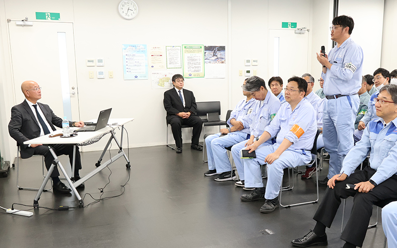 Managing Executive Officer Takano in the Ofunato Plant